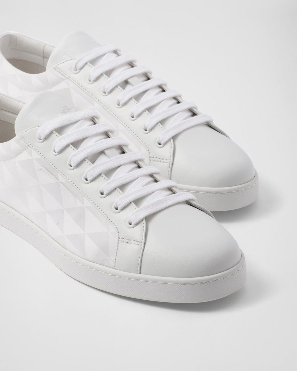 Sneaker aus Leder und Re-Nylon