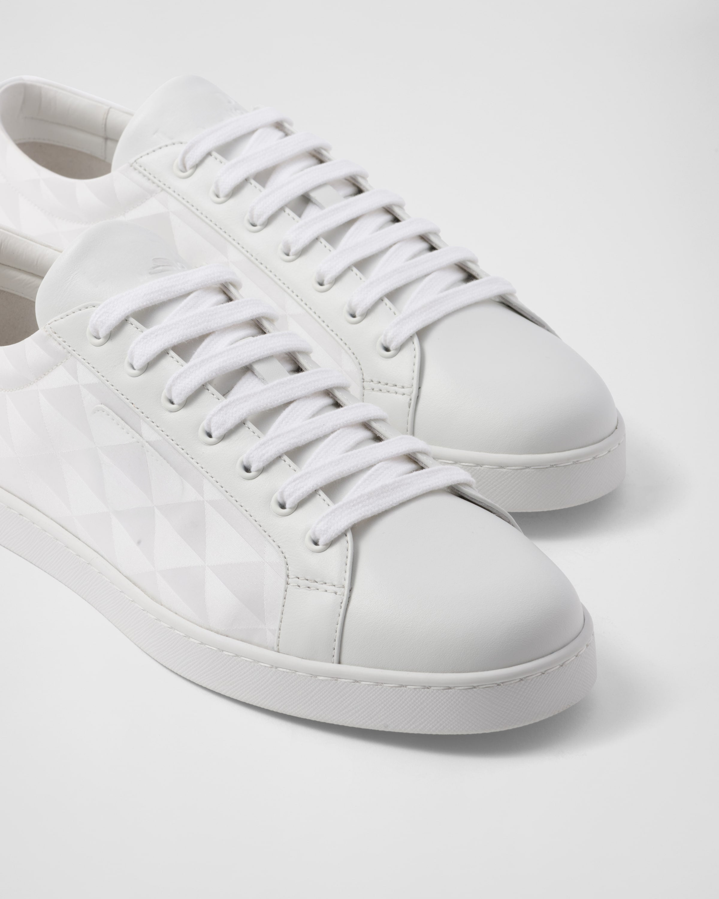 Sneaker aus Leder und Re-Nylon